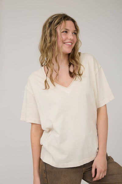 WASHED RAW EDGE V NECK SHORT SLEEVE KNIT TOP: WHITE