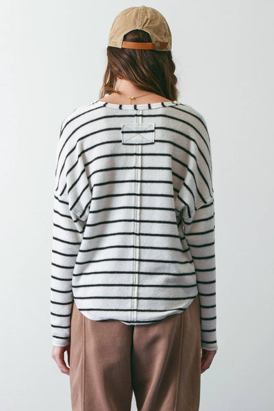 STRIPE EXPOSED SEAM SPLIT NECK KNIT TOP: CREAM