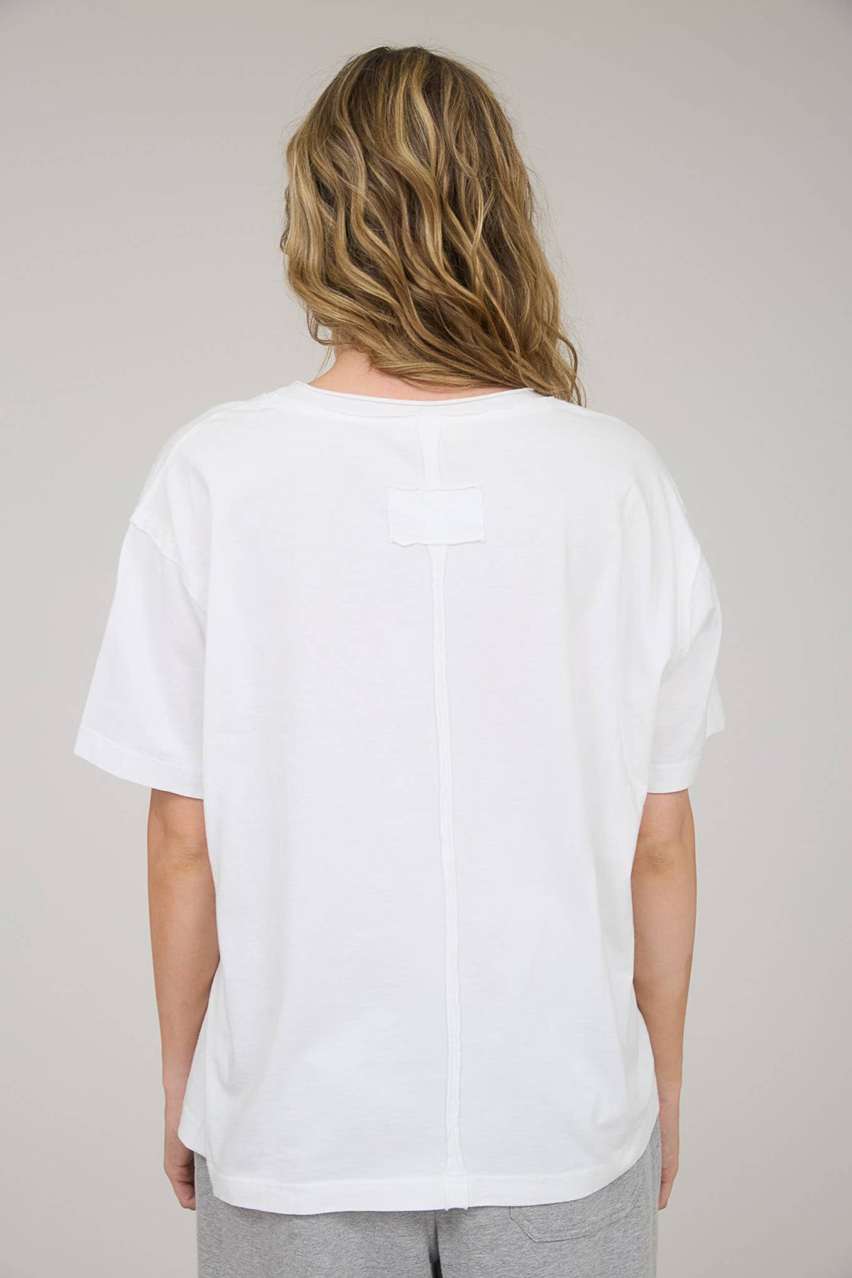 WASHED RAW EDGE V NECK SHORT SLEEVE KNIT TOP: WHITE