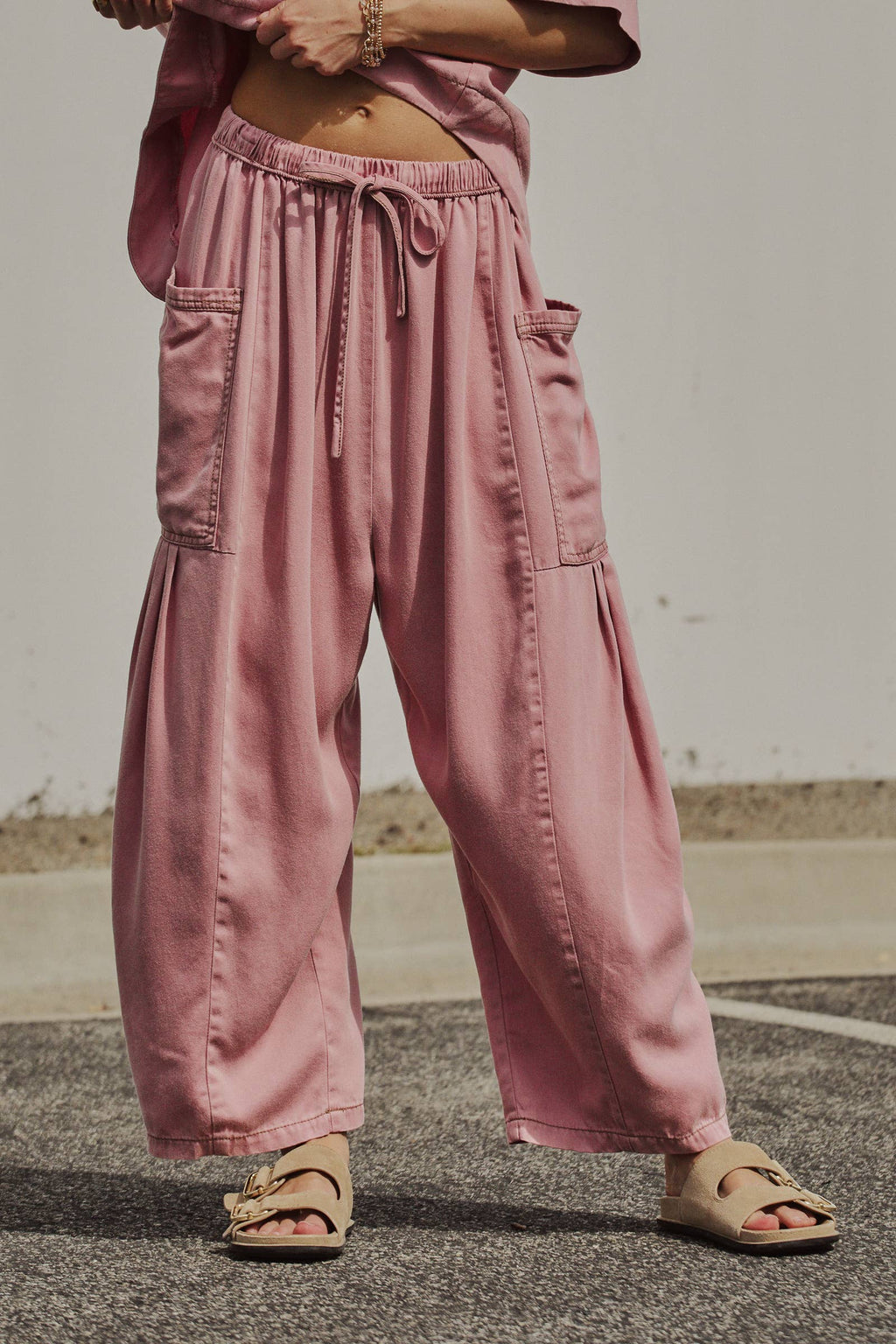 Washed Denim Utility Wide Leg Pants With Cargo Pockets