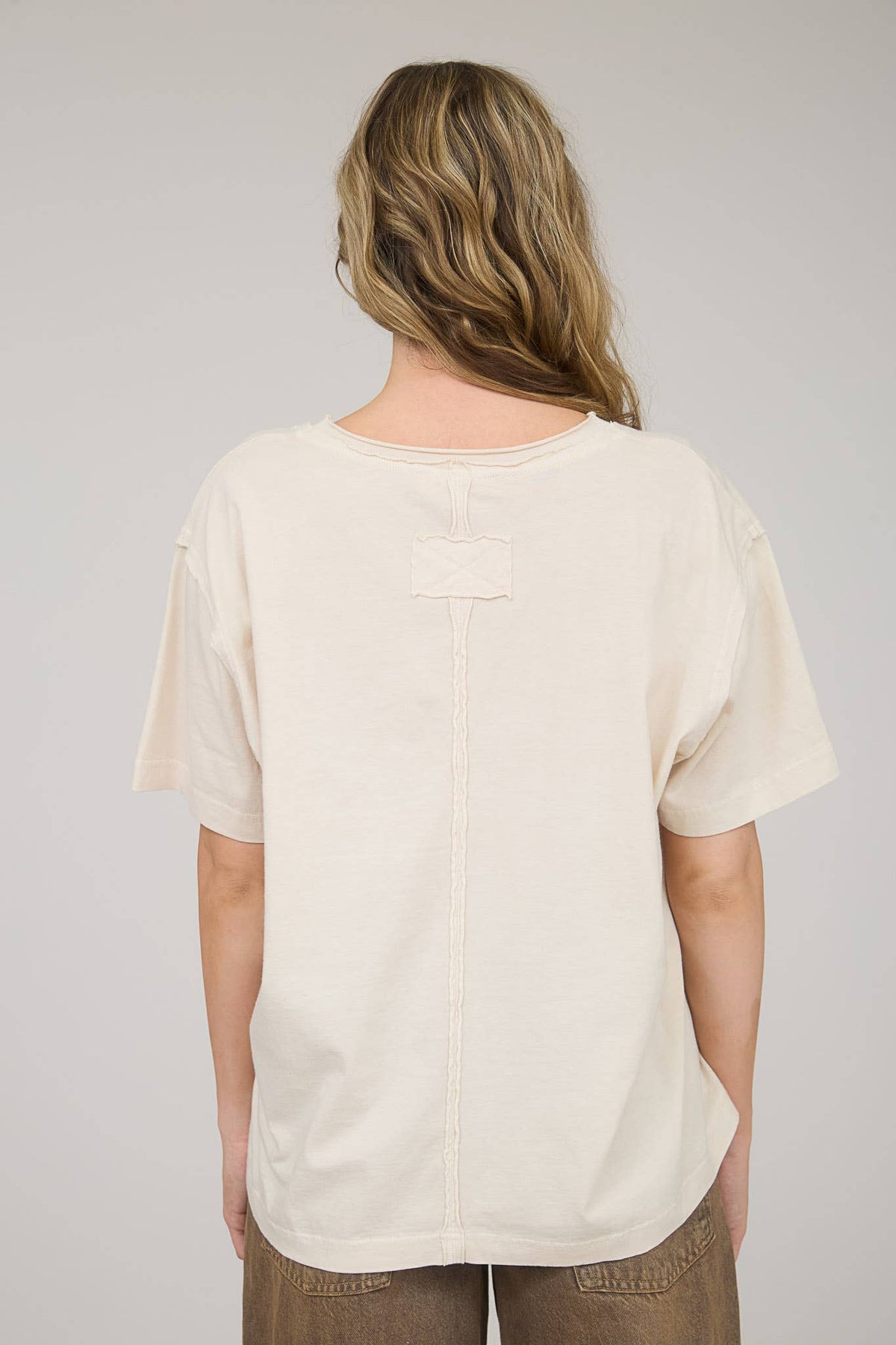 WASHED RAW EDGE V NECK SHORT SLEEVE KNIT TOP: WHITE