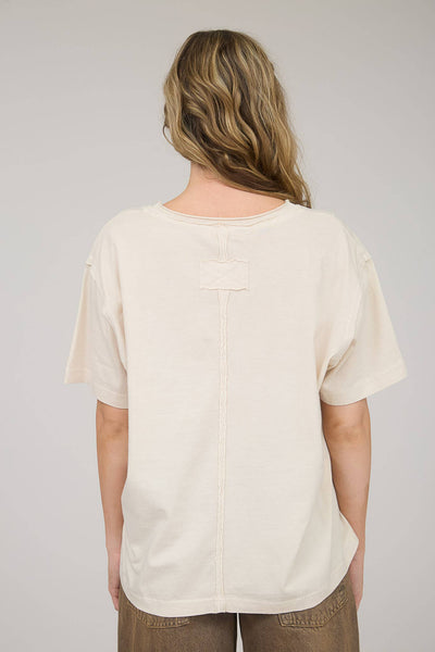 WASHED RAW EDGE V NECK SHORT SLEEVE KNIT TOP: WHITE