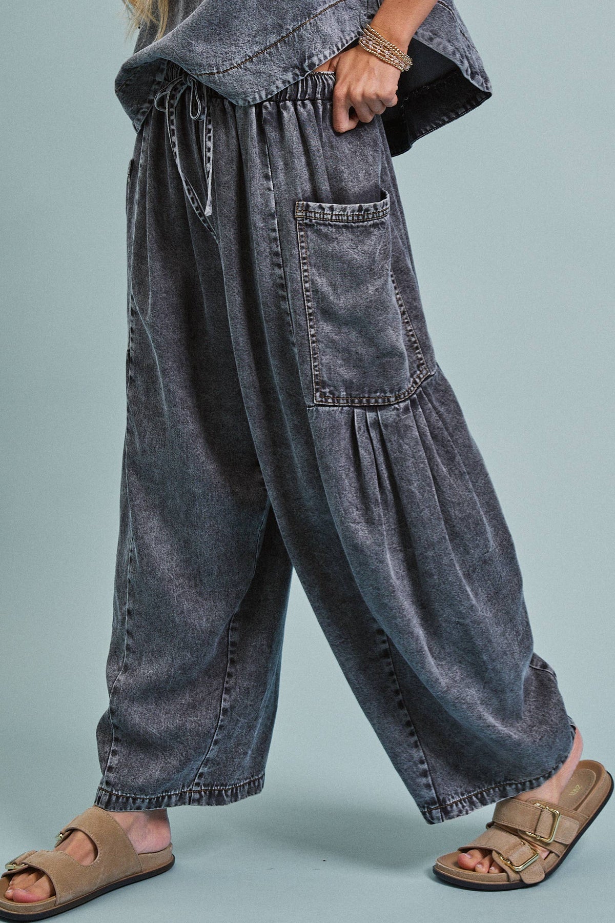 Washed Denim Utility Wide Leg Pants With Cargo Pockets