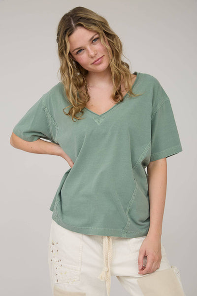 WASHED RAW EDGE V NECK SHORT SLEEVE KNIT TOP: WHITE