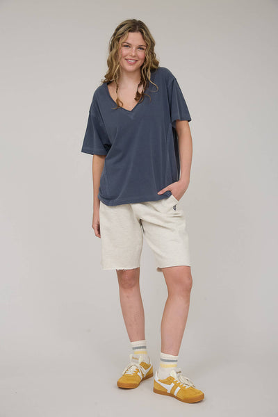 WASHED RAW EDGE V NECK SHORT SLEEVE KNIT TOP: WHITE
