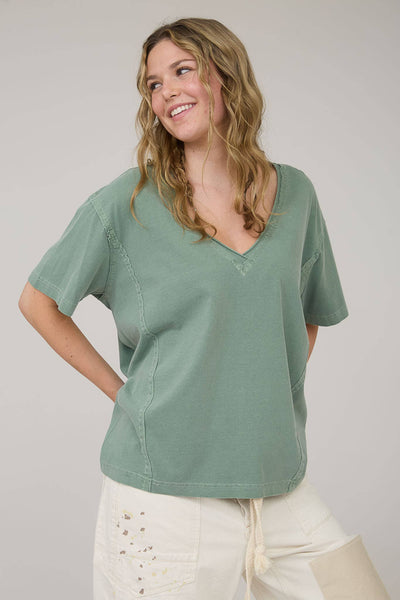 WASHED RAW EDGE V NECK SHORT SLEEVE KNIT TOP: WHITE