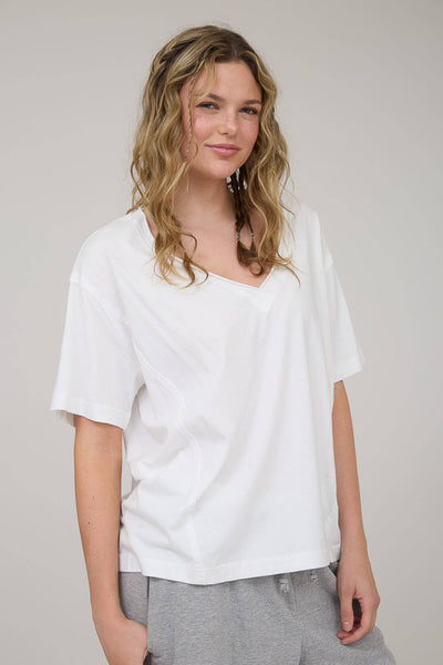 WASHED RAW EDGE V NECK SHORT SLEEVE KNIT TOP: WHITE