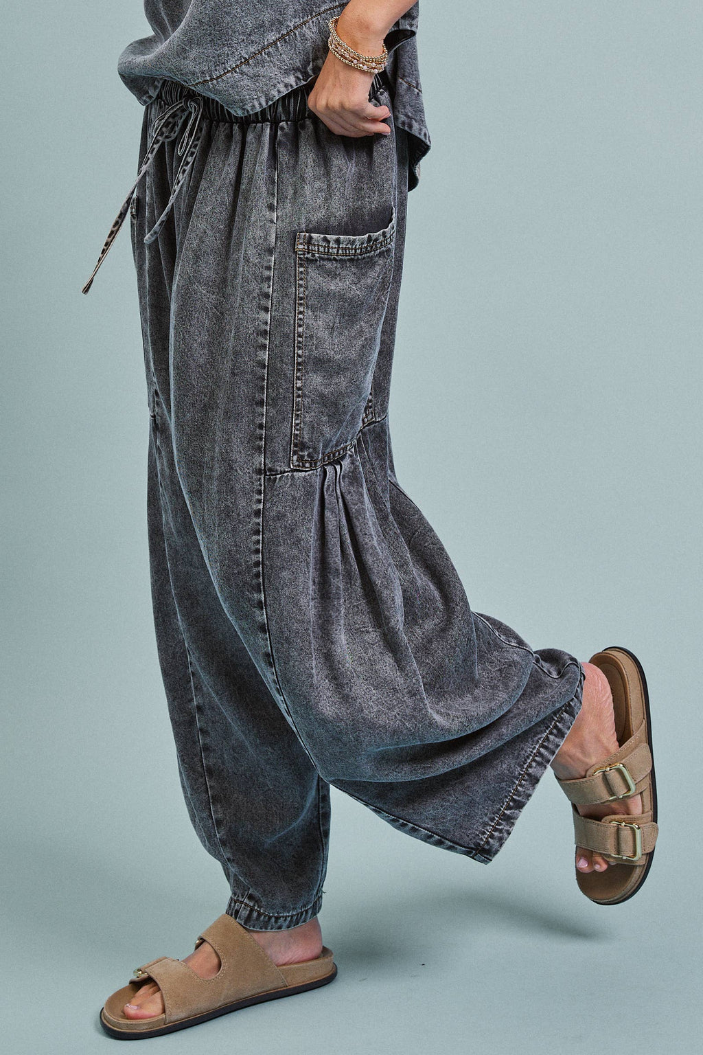 Washed Denim Utility Wide Leg Pants With Cargo Pockets