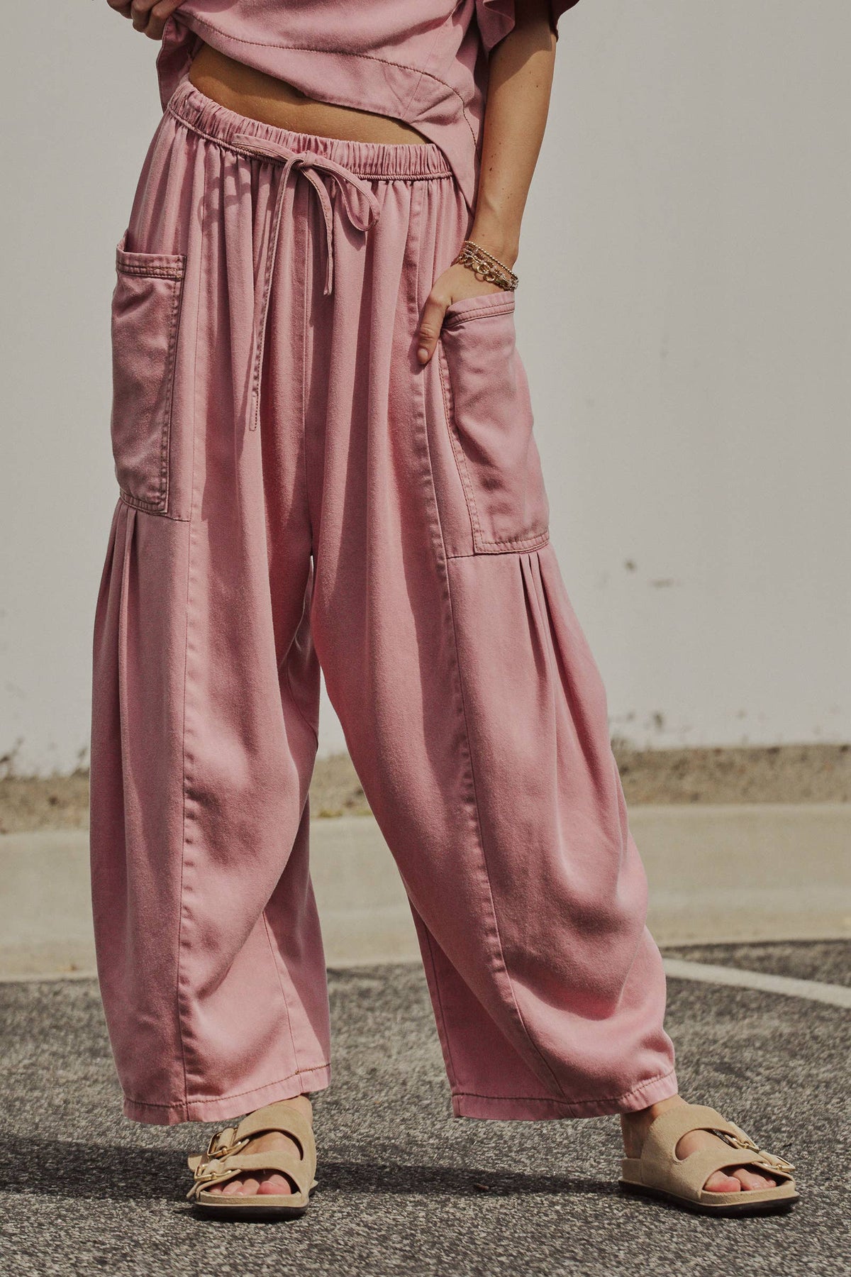 Washed Denim Utility Wide Leg Pants With Cargo Pockets