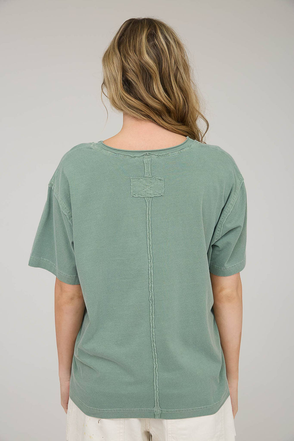 WASHED RAW EDGE V NECK SHORT SLEEVE KNIT TOP: WHITE