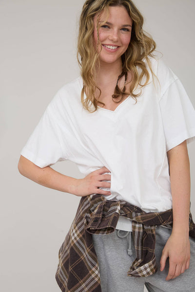 WASHED RAW EDGE V NECK SHORT SLEEVE KNIT TOP: WHITE