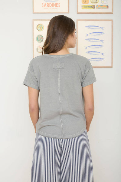 ROUND NECK SHORT SLEEVE EXPOSED SEAM KNIT TOP