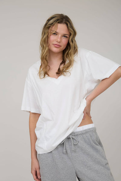 WASHED RAW EDGE V NECK SHORT SLEEVE KNIT TOP: WHITE