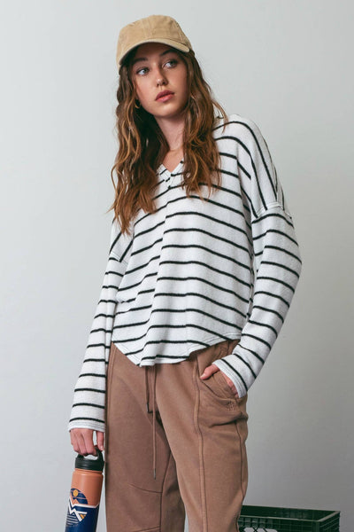 STRIPE EXPOSED SEAM SPLIT NECK KNIT TOP: CREAM