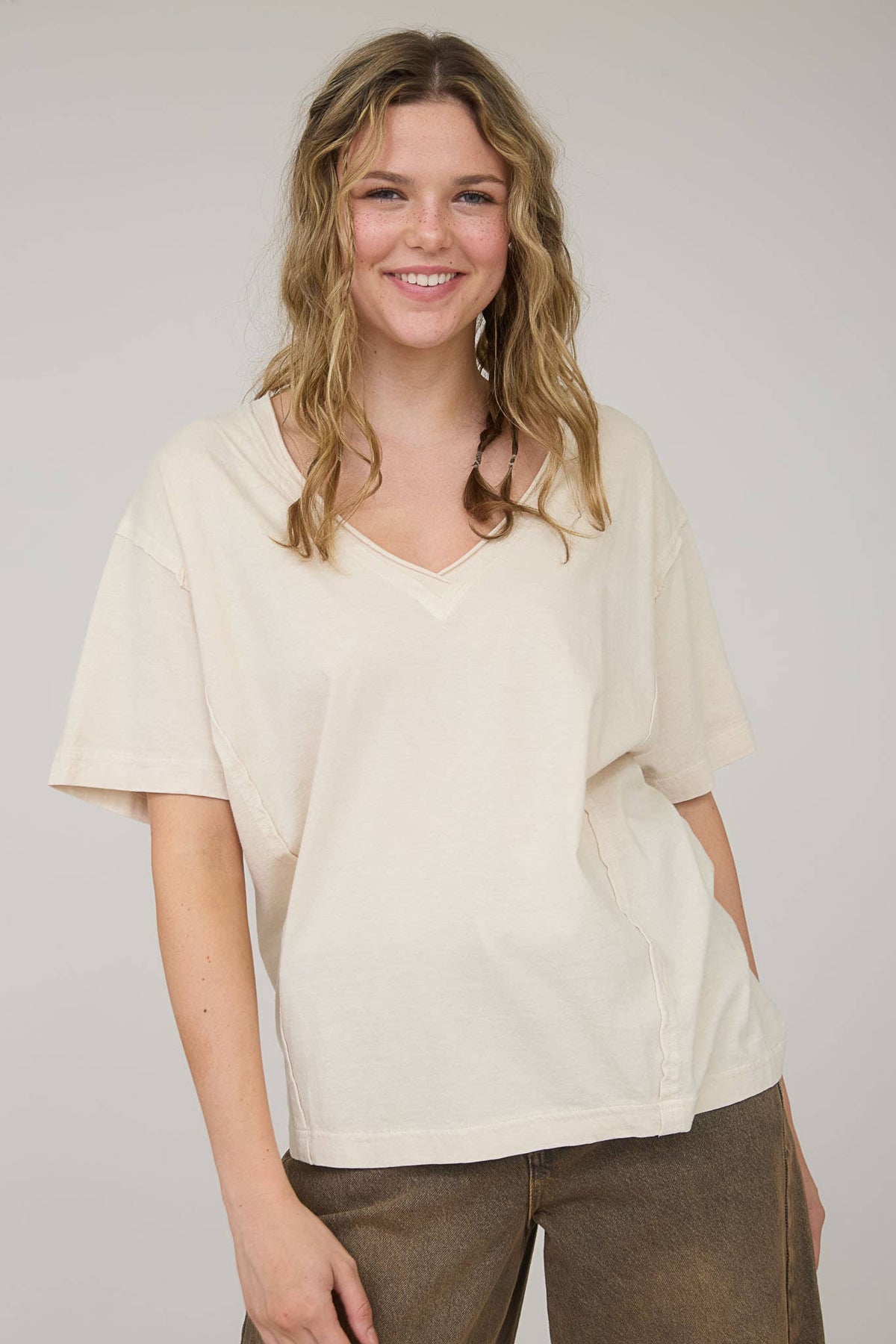 WASHED RAW EDGE V NECK SHORT SLEEVE KNIT TOP: WHITE