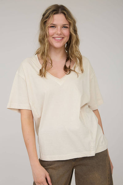 WASHED RAW EDGE V NECK SHORT SLEEVE KNIT TOP: WHITE