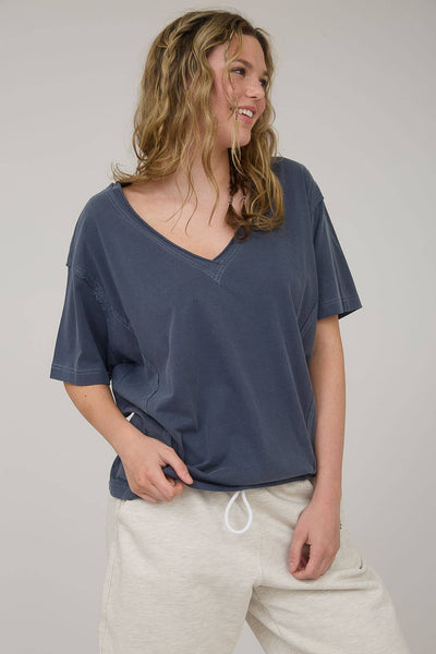 WASHED RAW EDGE V NECK SHORT SLEEVE KNIT TOP: WHITE