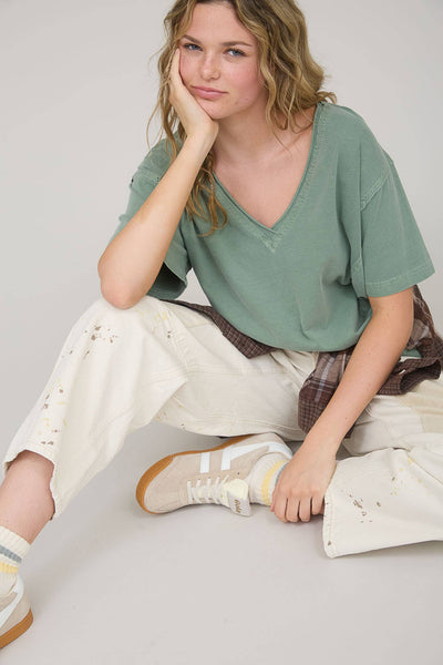 WASHED RAW EDGE V NECK SHORT SLEEVE KNIT TOP: WHITE