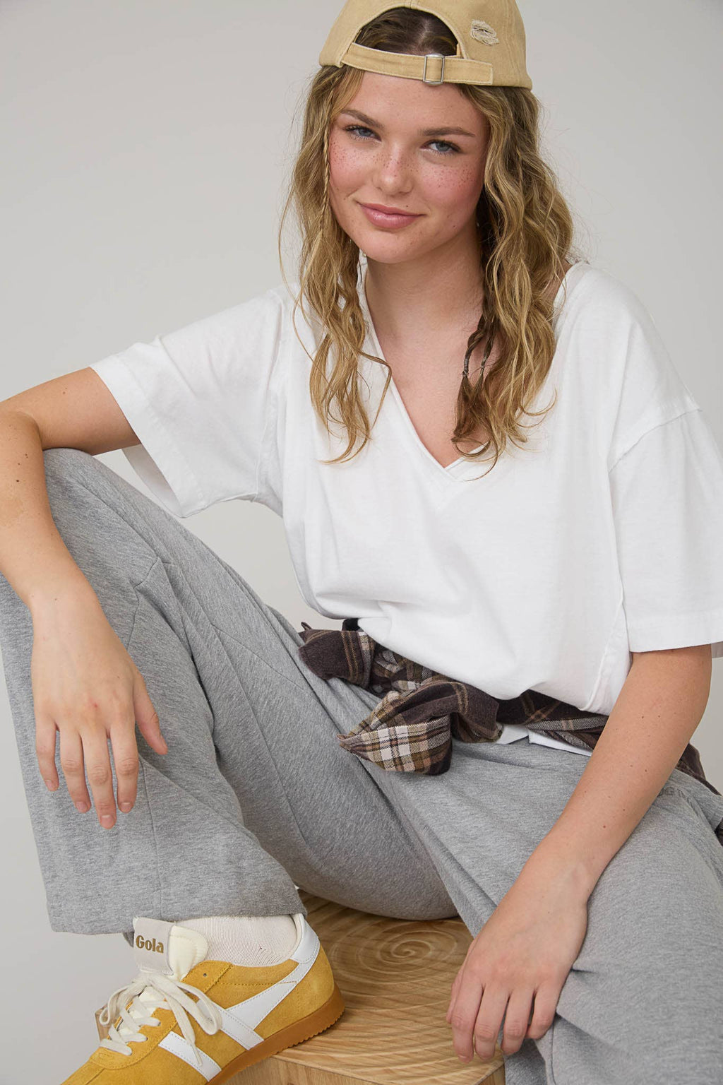 WASHED RAW EDGE V NECK SHORT SLEEVE KNIT TOP: WHITE