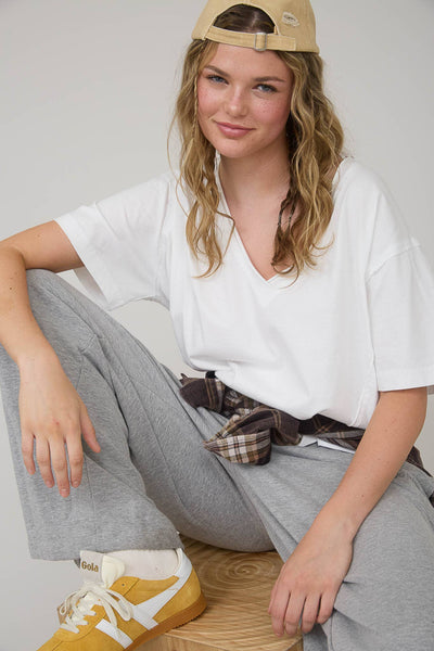 WASHED RAW EDGE V NECK SHORT SLEEVE KNIT TOP: WHITE