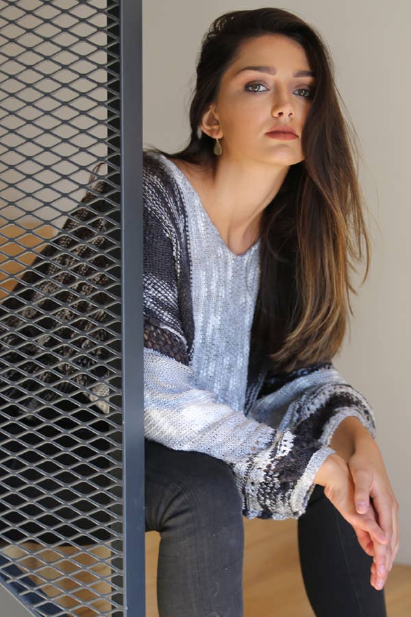 BEACHY LIGHT WEIGHT V NECK CROP PULLOVER SWEATER